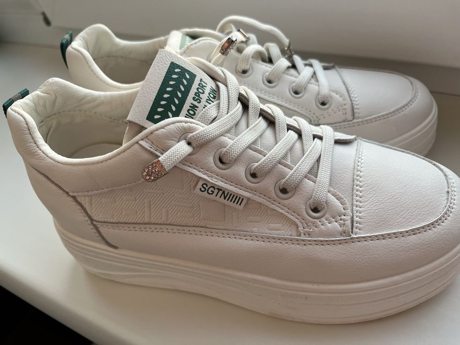 Белые кроссовки для девочки