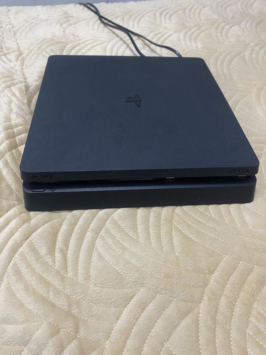Ps4 slim este nou nout il am de 3 luni este in stare perfect functiona
