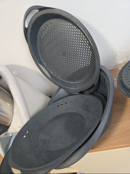 Thermomix TM6 vechime aproape 4 ani stare buna pachet dublu cu 2 boluri 2 cosuri de inabusire 2 spatule cu protectie,cutia originala si retetar
