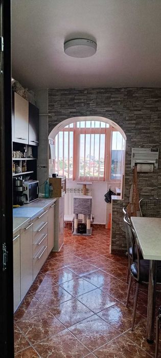 Vând apartament in zona Malu roșu, 2 camere decomandat, confort 1, etajul 6 din 10, complet mobilat. Pentru mai multe detalii la telefon 0721 152 149 - Vedere 5