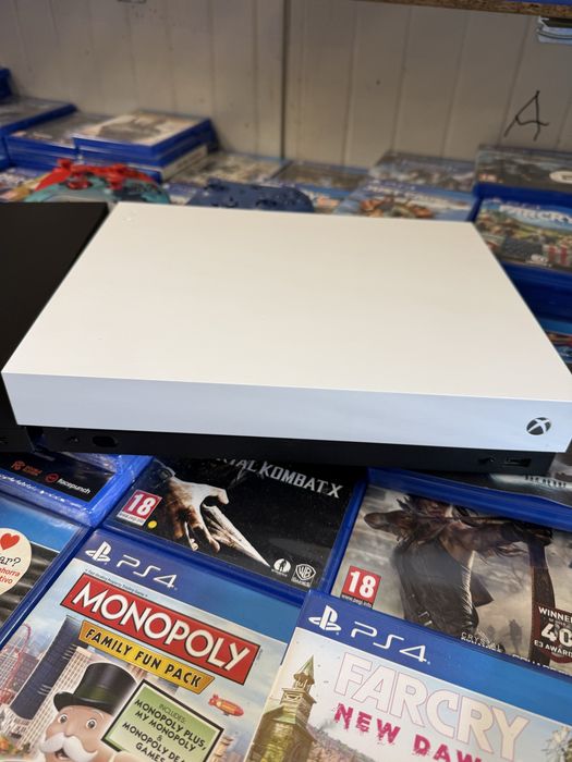 Xbox One X Impecabil Alb sau Negru 1 Manetă + Joc