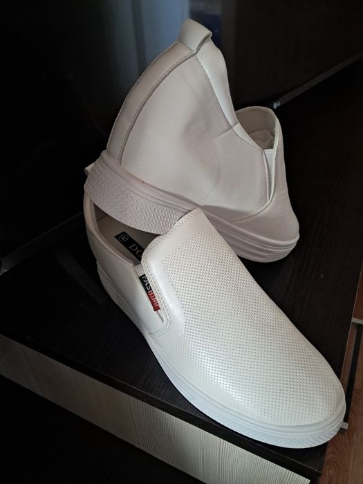 Продаю кроссовки белые
