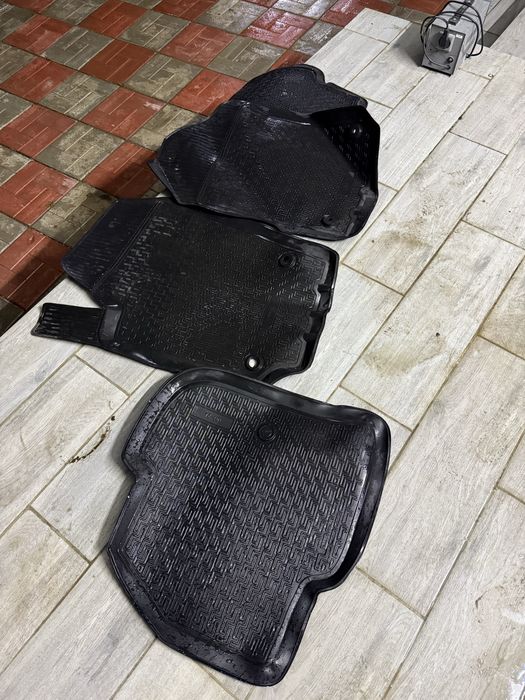 Продам резиновые полики на авто