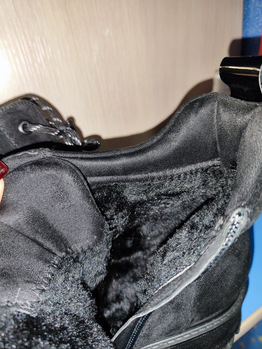 Продам женские зимние ботинки.