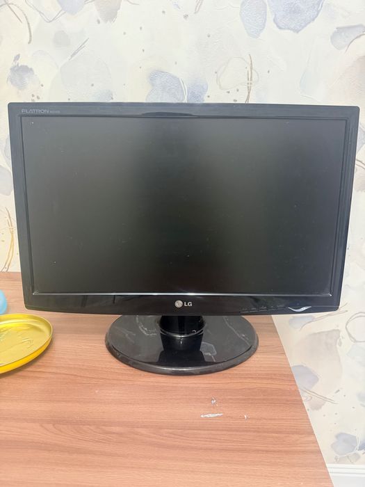 Монитор LG в хорошем состояний