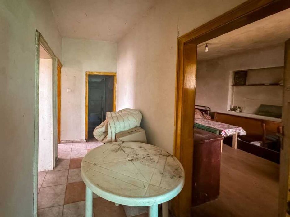 Едноетажна къща за ремонт с парцел в село Загорци, област Бургас