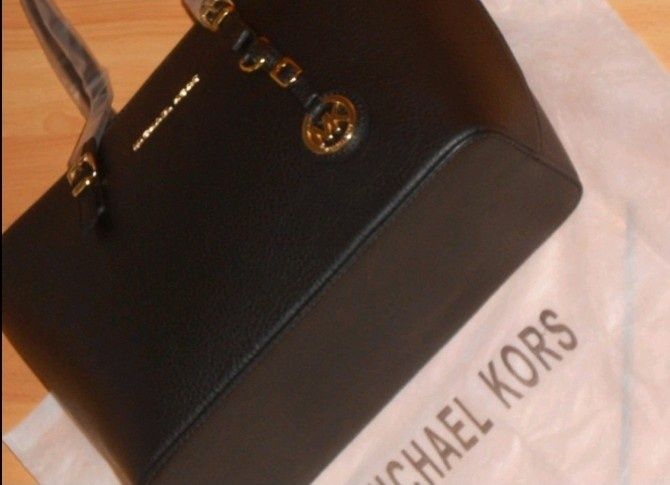 Geanta Michael Kors classic, logo metalic, saculet, etichetă