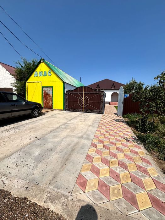 Үлкен жаңа үй сатылады