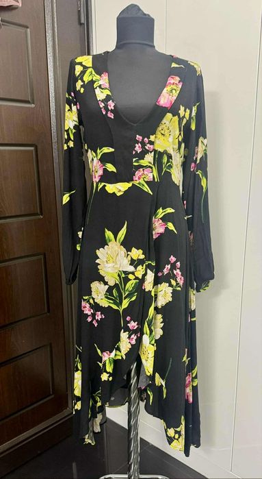 Черна рокля GUESS