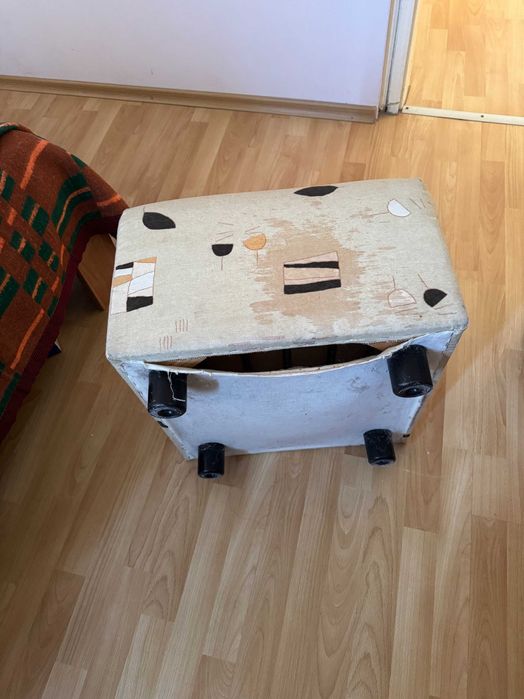 Диван тройка 200см и две табуретки