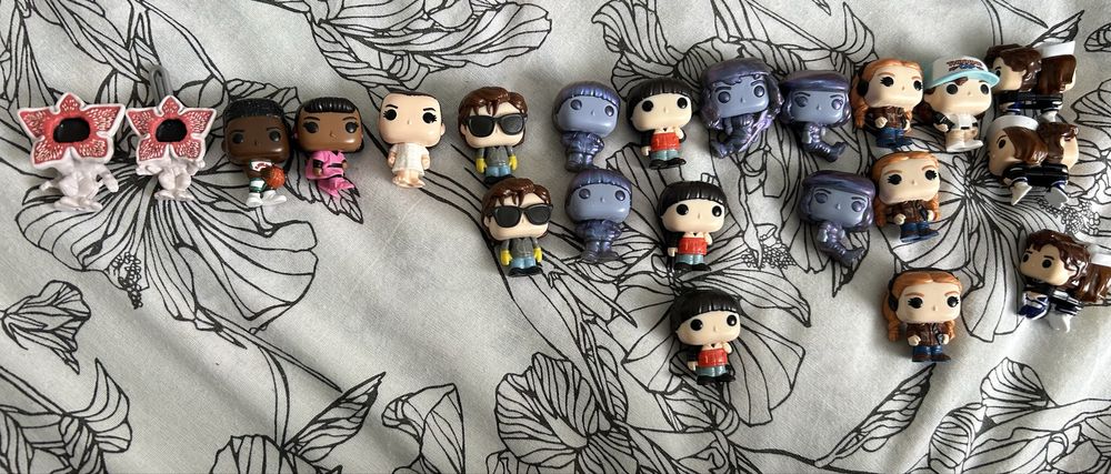 Vând/Schimb jucarii Kinder Joy editia Stranger Things