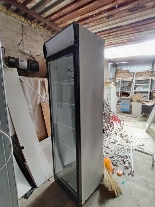 Продам витринный холодильник