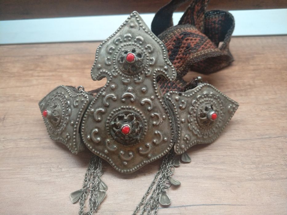 Продавам антикварни сребърни пафти с филигран и червен корал