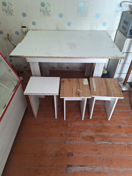 Деревянный стол и 4 табуретки