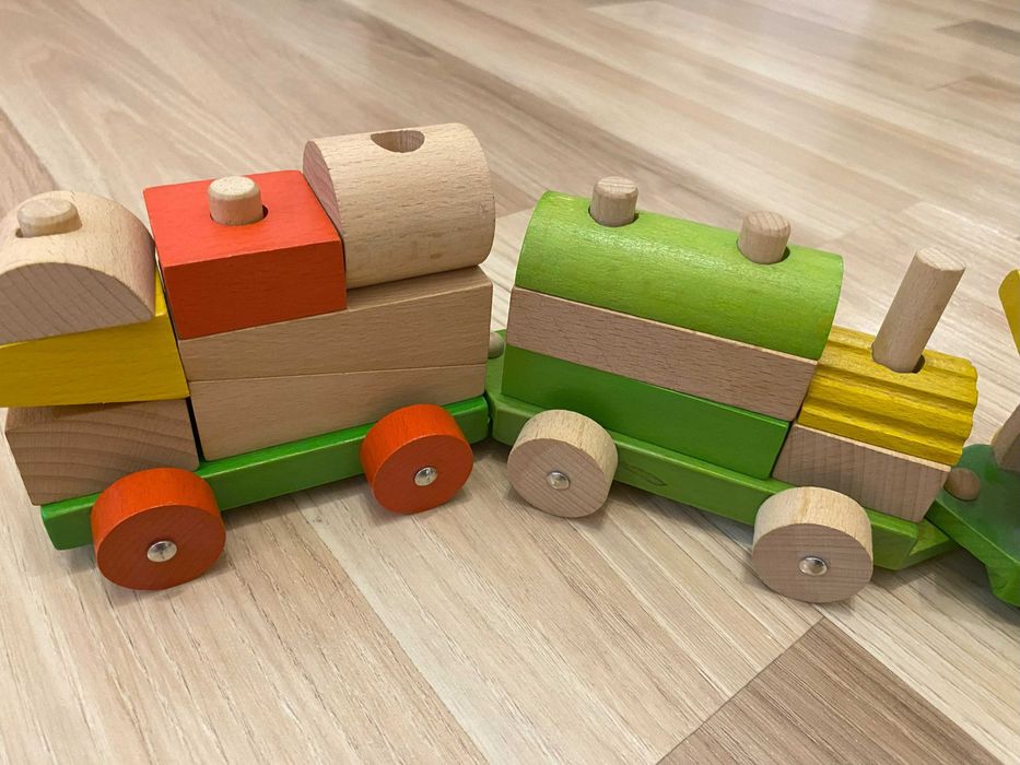 Trenulet de lemn in stare foarte buna, vopsit cu vopsea netoxica