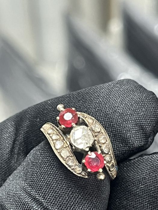 Античен златен пръстен „Трилогия“ с диаманти и рубини (19-ти век)