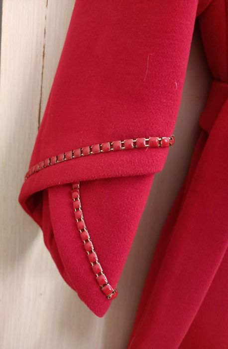 Пальто цвет красный