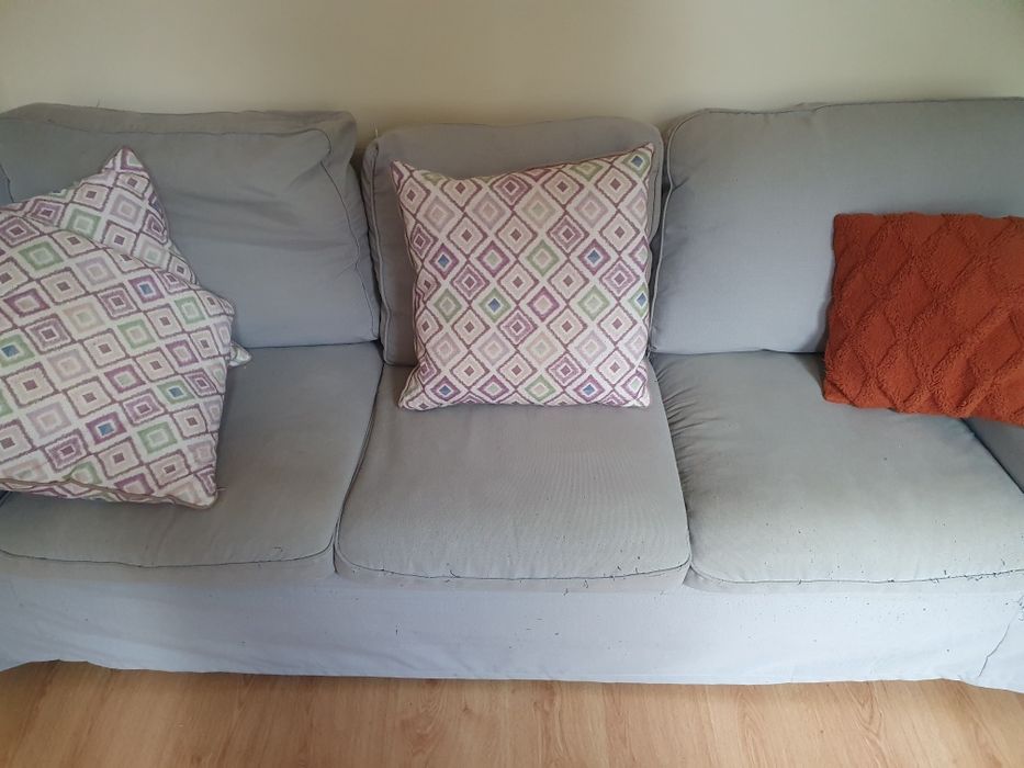 Диван за трима с подарък 4 възглавници