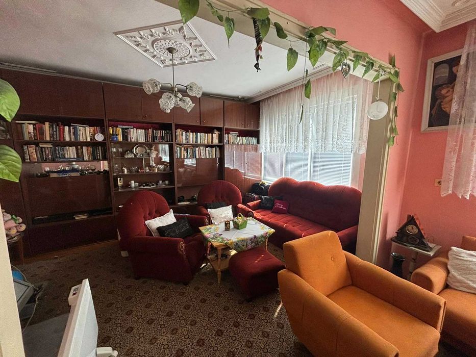 ЕТАЖ от КЪЩА с РЗП 120 кв.м, двор 150 кв.м, град Карлово