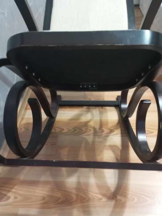 Люлеещ стол дървен