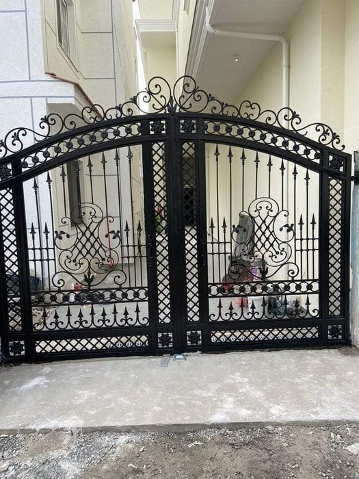 Porți, panouri de gard, balustrade din fier forjat.