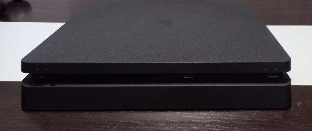 Vând PlayStation 4 perfect funcționabil