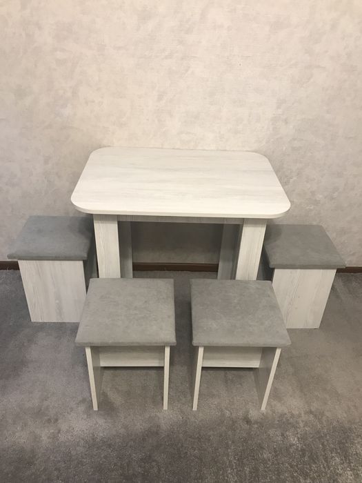 Продаётся новый  кухонный стол  4 табурет