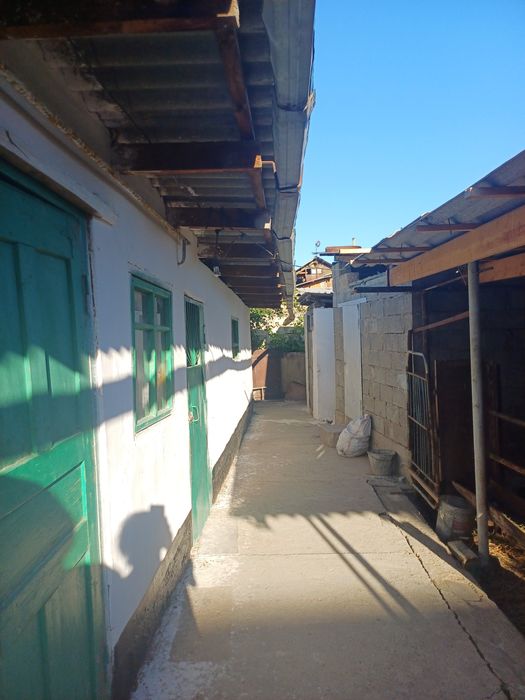 Үй сатылады. Залений районында.