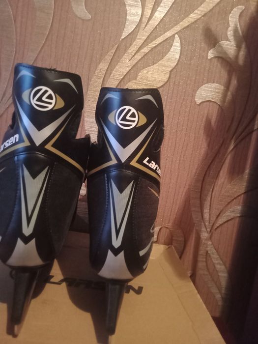 Продам коньки новые