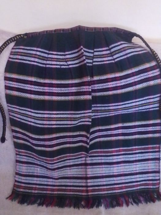 Продавам две престилки и възглавница с народни мотиви