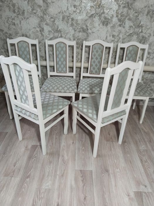 Продам комплект стульев