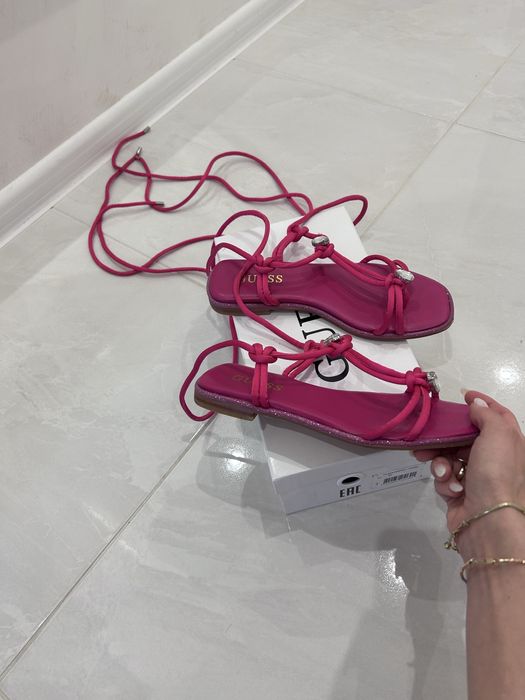 Guess оригинални сандали с връзки!