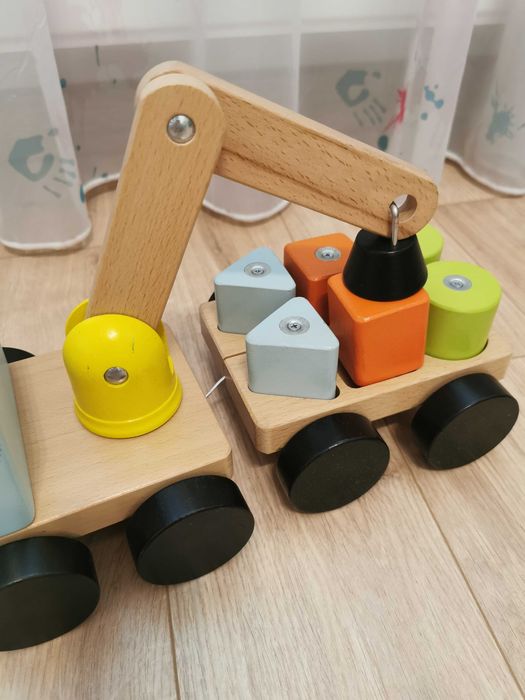 Camion macara cu forme geometrice. - lemn
