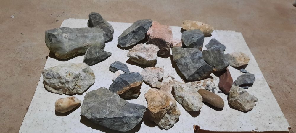 Akvariumga solishga tosh sotiladi