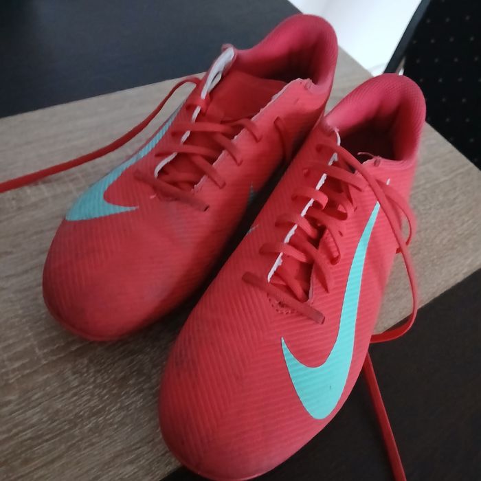 Crampoane  nike roși, crampone sintetic kipsta , Mercuriale nike albas