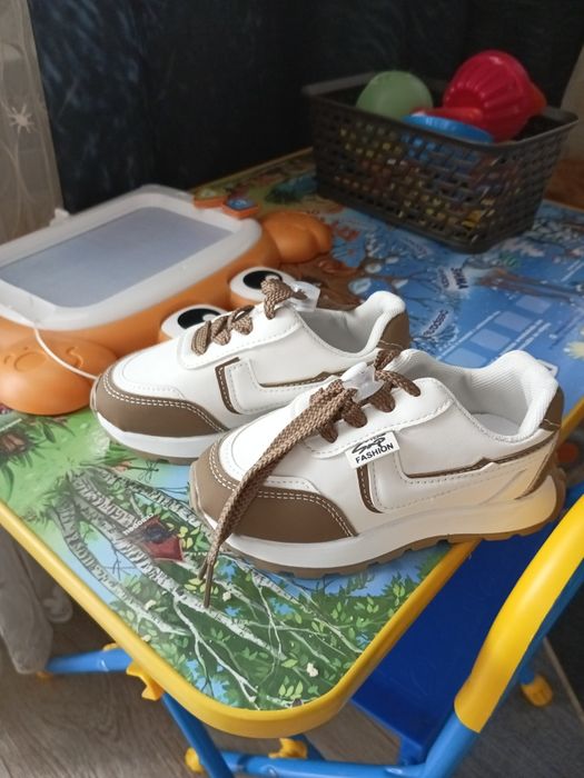 Продам новые кросовки