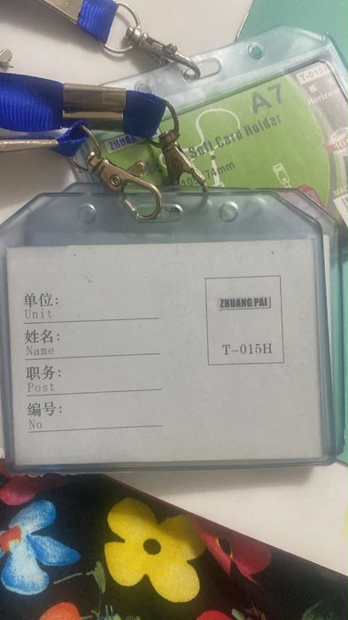 Продам бейджики новые