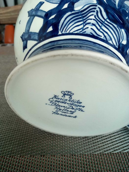 Стилна и красива урна.