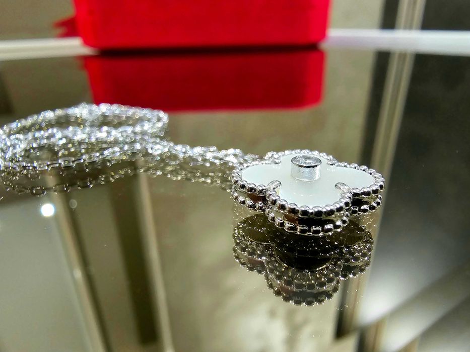 Van Cleef & Arpels VCA Silver Mother Pearl Diamond Clover Дамско Колие