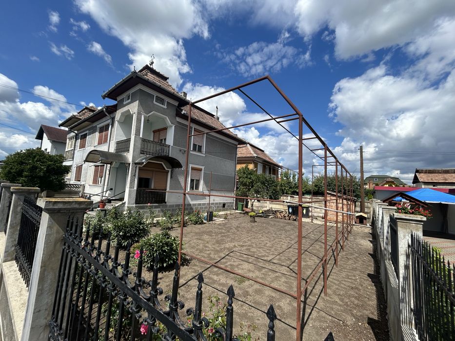 Casa de Vanzare ! zona -Sarat.pozitionare foarte buna!actele la zi!