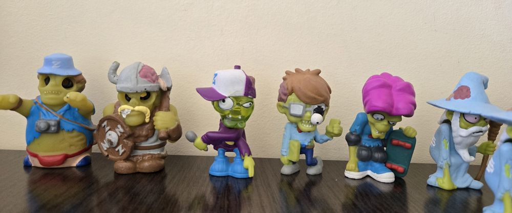 Зомби различни играчки