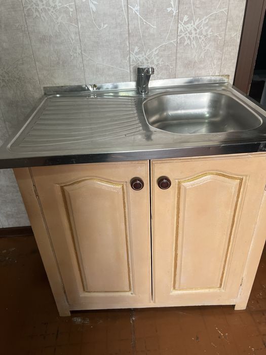 Продается кухонная мойка с тумбой и сместителем в хорошем состоянии
