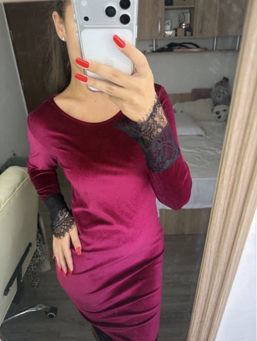 Rochie burgundie din catifea cu dantela neagra