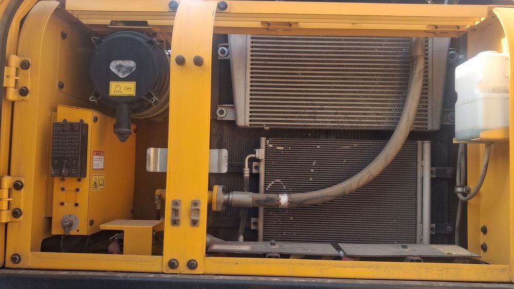 Гусеничный экскаватор