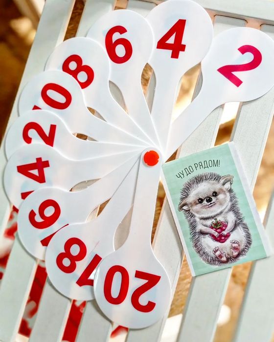 Веера букв (русский, казахский и английский) и цифр от 1 до 20