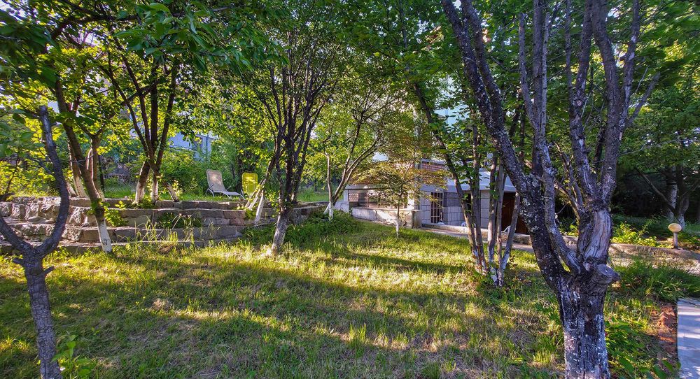 Продава се бутикова къща във вилната зона на с.Големо Бучино, Перник