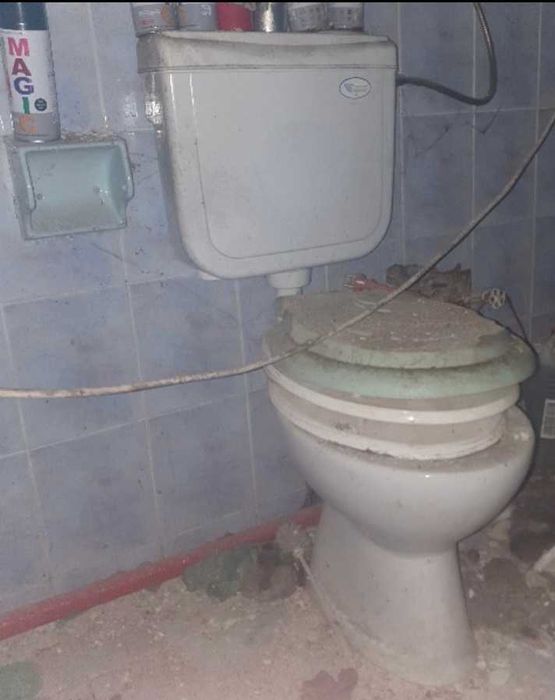 Baie completa: Chiuveta cu picior, oglinda, suport oglinda + Vas de toaleta WC cu suport hartie igienica + Cada Vana din fonta vopsita albastru la set