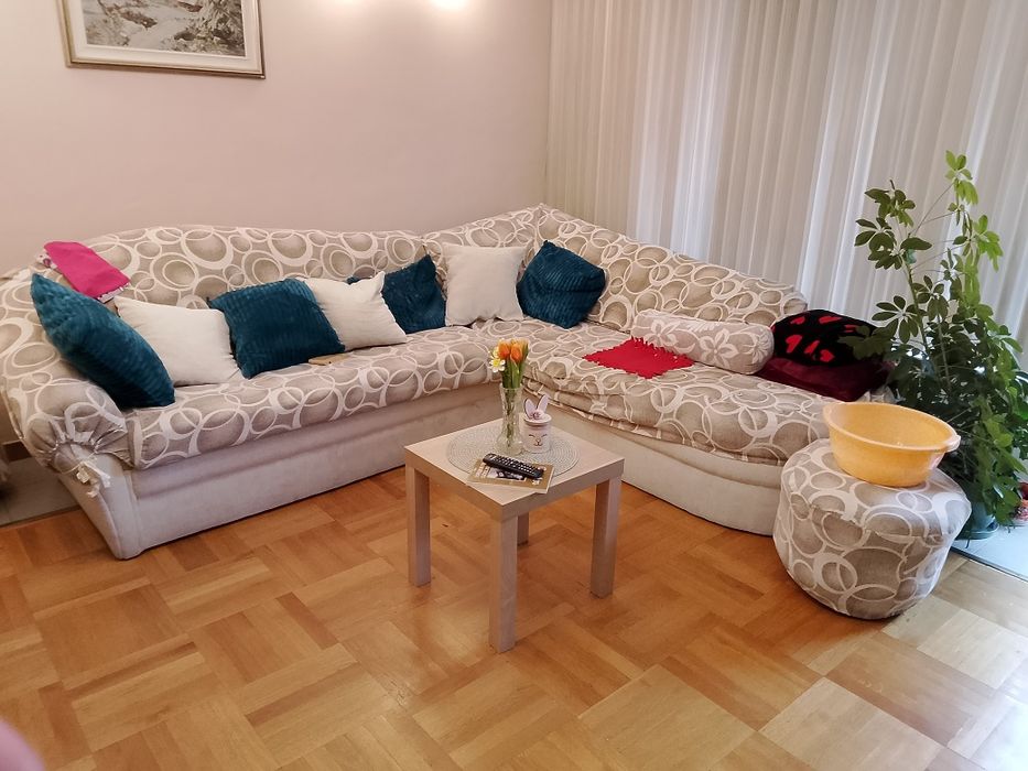 Диван ъглов, разтегателен от две части + 2 табуретки