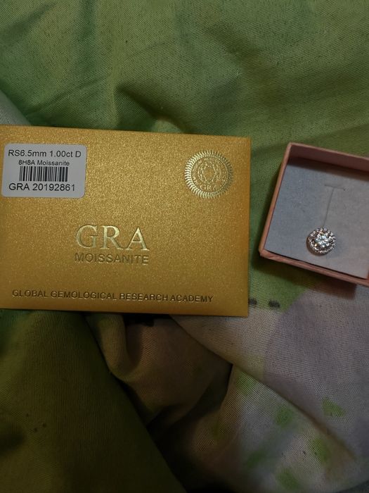 cercel de argint cu diamant moissanite