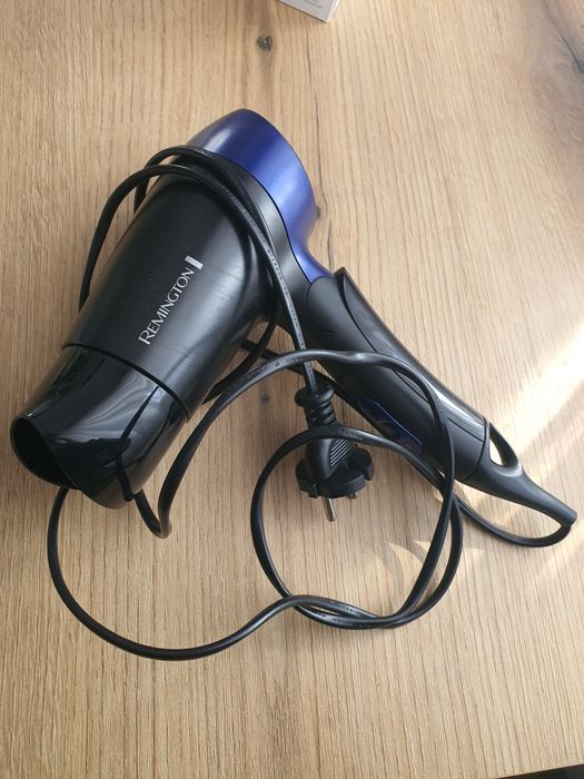 Uscător de păr Remington D2400 – compact, funcționează perfect